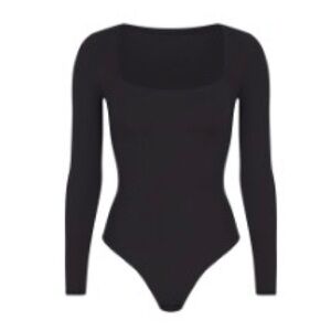 SKIMS | FITS EVERYBODY LONG SLEEVE SQUARE NECK BODYSUIT I ONYX